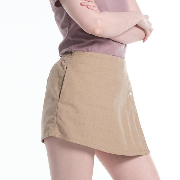 LEE LADIES THREE BUTTON CHECKERED SKORTS WITH A SMALL EMBROIDERED LOGO