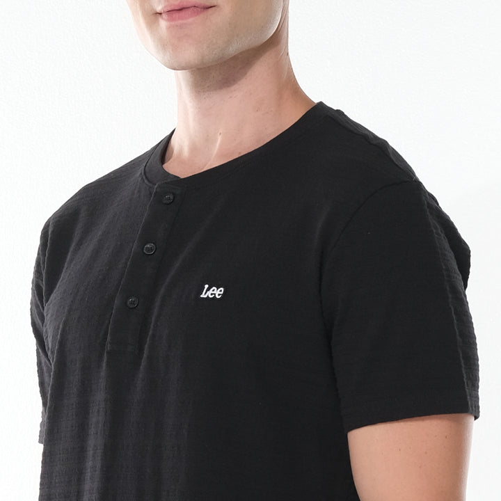 LEE MENS SCOOP NECKLINE WITH BUTTONS — REGULAR FIT TEE