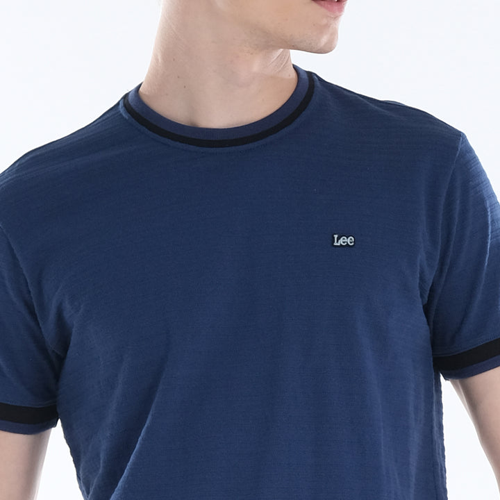 LEE MENS ROUND NECK; TWO-TONED NECKLINE WITH SMALL PATCHED LOGO