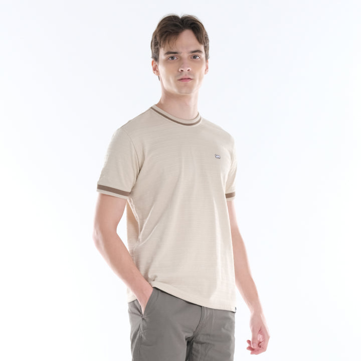 LEE MENS ROUND NECK; TWO-TONED NECKLINE WITH SMALL PATCHED LOGO