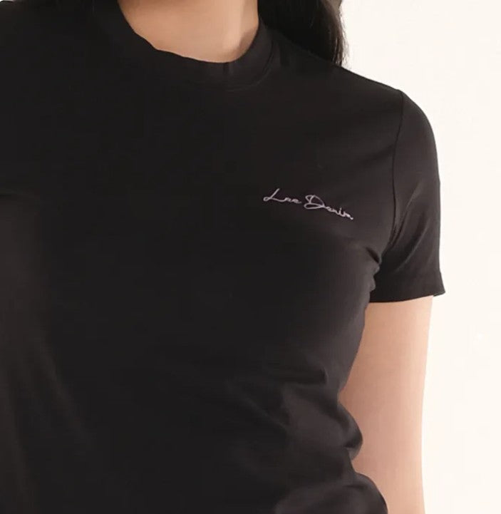 LEE LADIES HIGH-NECK SCRIPT LOGO TEE