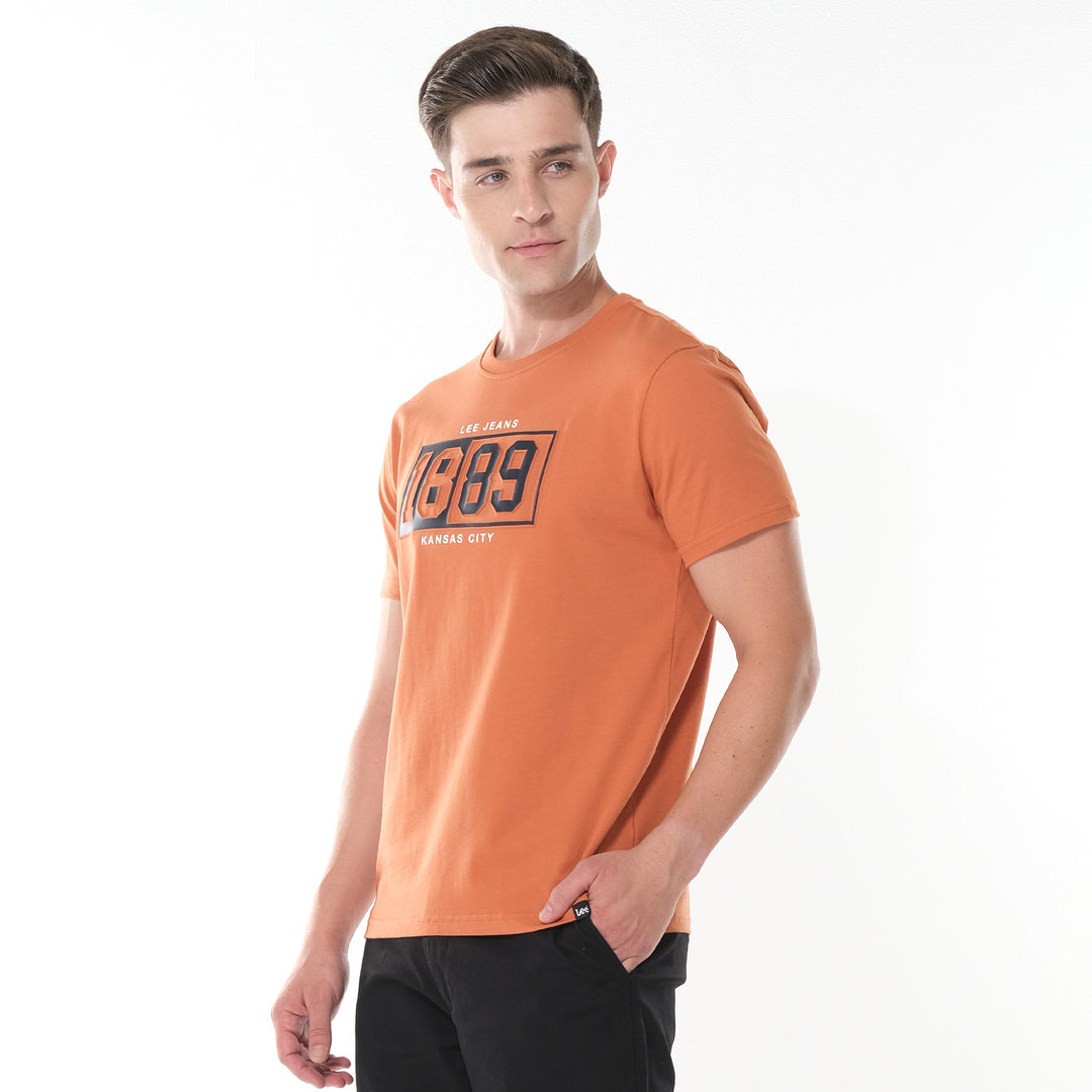 LEE MEN'S 1889 EMBOSSED LOGO TEE